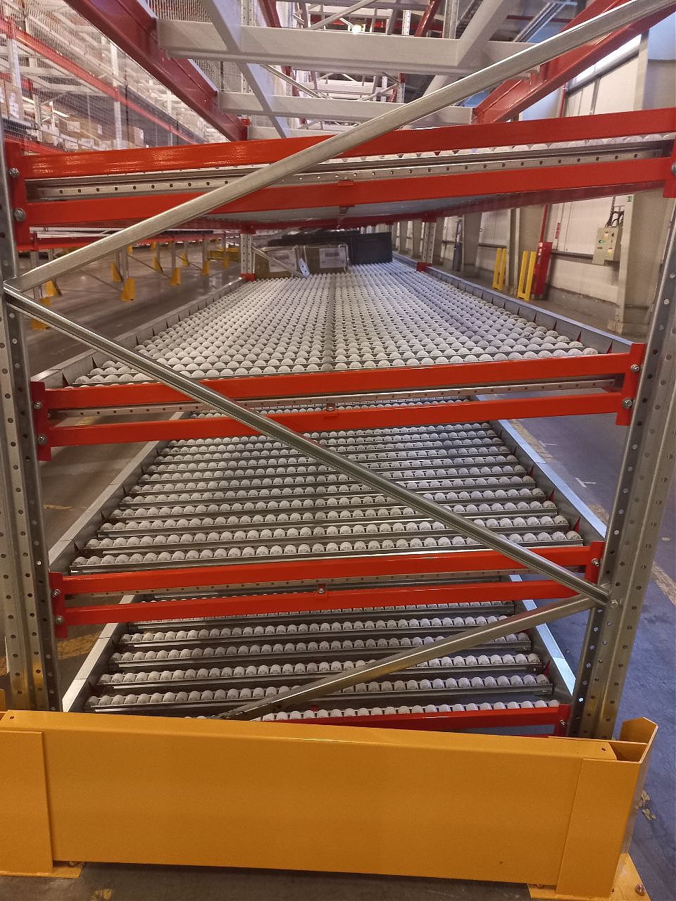 Гравитационные ярусы грузоподъёмностью 3000 кг для фронтальных стеллажей