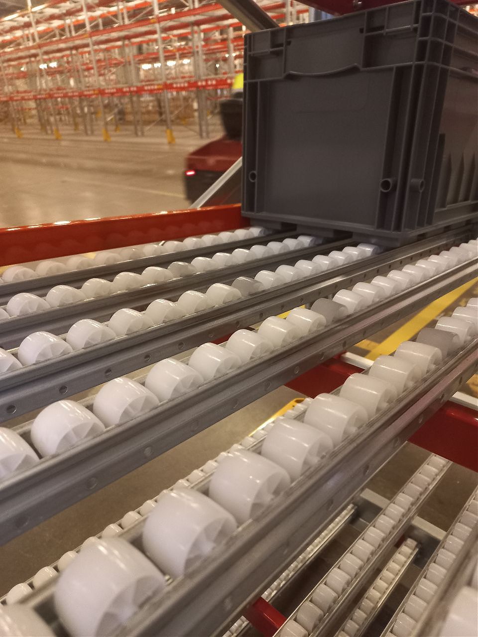 Гравитационные ярусы грузоподъёмностью 3000 кг для фронтальных стеллажей