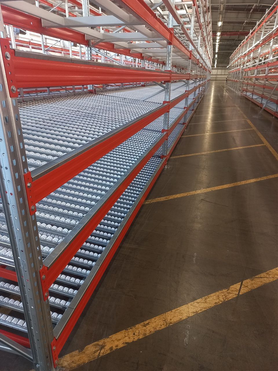 Гравитационные ярусы грузоподъёмностью 3000 кг для фронтальных стеллажей