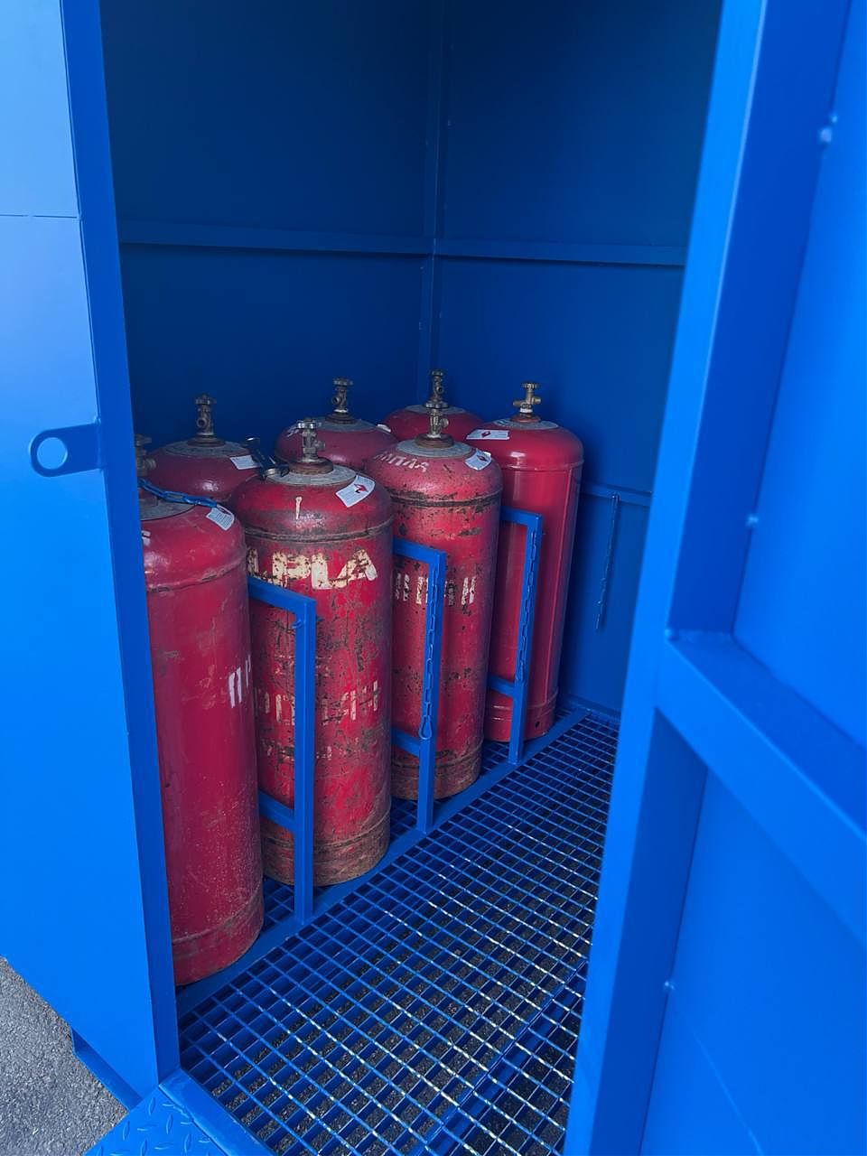 Изготовили под заказ хранилища для баллонов